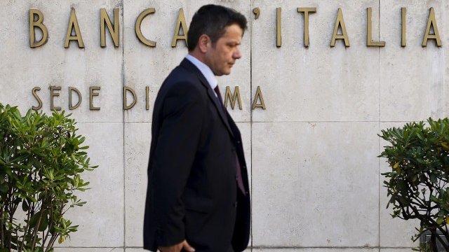 <p style="text-align: justify;">
	Мъж преминава пред Централната банка на Италия в Рим. <em>Снимка: архив, Ройтерс</em></p>
