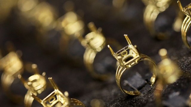 НАП продава 11 хил. рубини и сапфири