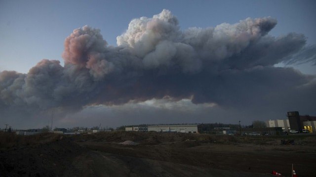 <p>
	Големи пожари опустошиха околността на град Форт Макмъри в Алберта, Канада. <em>Снимка: Ройтерс</em></p>
