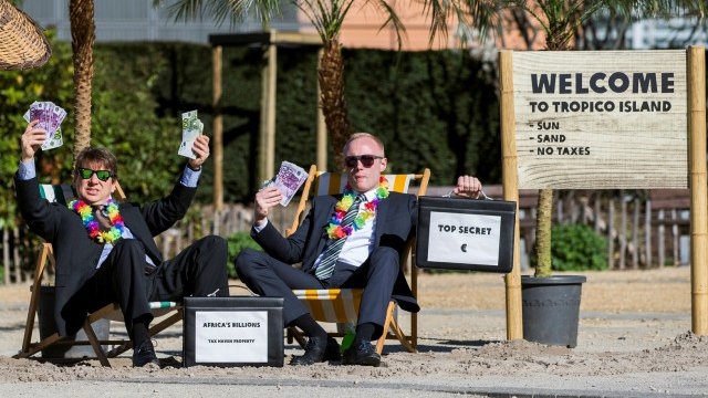 <p>
	Демонстрация против укриването на данъци в Брюксел. <em>Снимка: Ройтерс</em></p>
