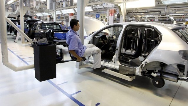 <p>
	Завод на Volkswagen в Китай. <em>Снимка: Ройтерс</em></p>
