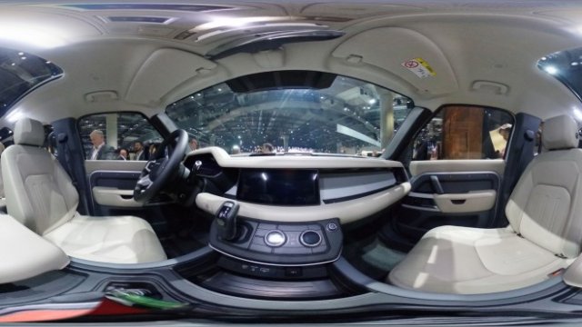 <p>
	360-градусова снимка на вътрешността на новия<em>&nbsp;</em>Land Rover Defender.&nbsp;<em>Снимка:&nbsp;Krisztian Bocsi/Bloomberg</em></p>
