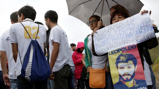 <p>
	Привърженици на задържания опозиционен лидер&nbsp;Леополдо Лопес. <em>Снимка: Ройтерс</em></p>
