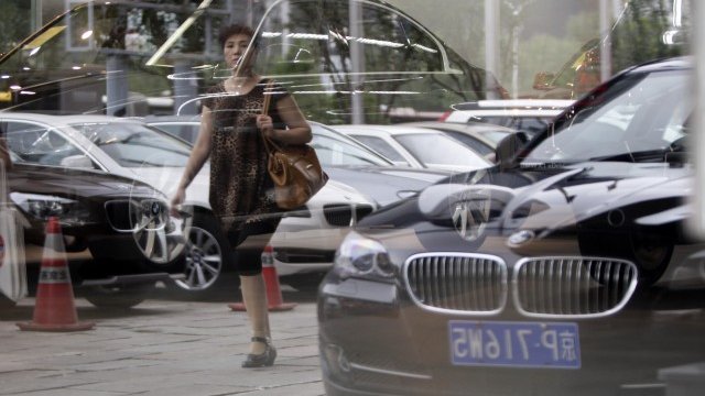 <p>
	Автомобилите на BMW не се задържат по салоните особено в Азия. <em>Снимка: Ройтерс</em></p>
