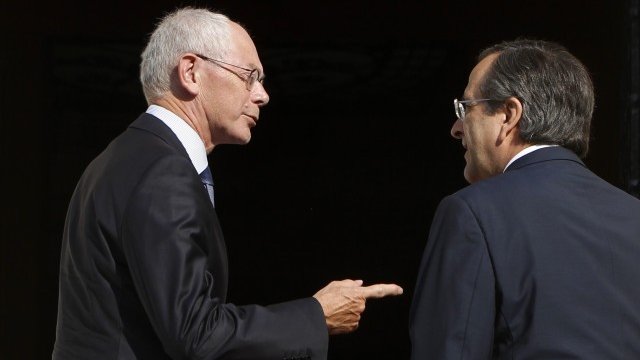 <p>
	Ван Ромпой и Самарас по време на срещата си днес. <em>Снимка: Ройтерс</em></p>
