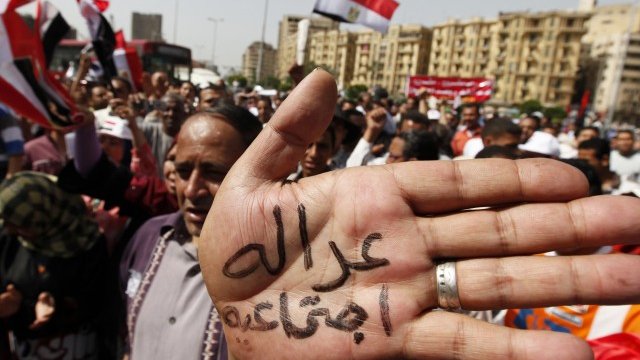 <p>
	Бунтовете в Египет станаха най-обсъжданата тема в Twitter за 2011 г. <em>Снимка: Ройтерс</em></p>
