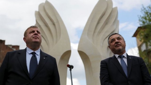 <p>
	Красимир Каракачанов (вляво) и Валери Симеонов (вдясно). <em>Снимка: Архив БТА</em></p>
