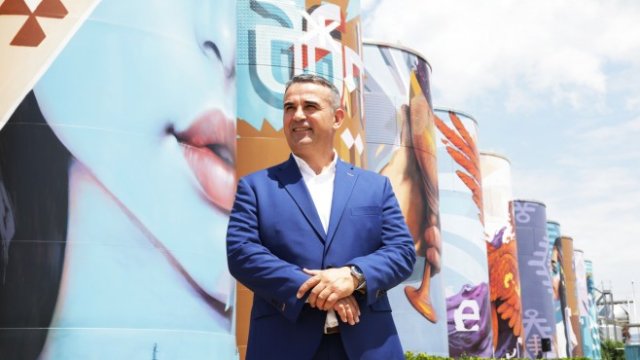 <p>
	<em>Евгени Харамлийски, изпълнителен директор на &bdquo;Домейн Бойар&ldquo;, пред графити проекта на Насимо.&nbsp;</em><em>Снимка: &bdquo;Домейн Бойар&ldquo;</em></p>
