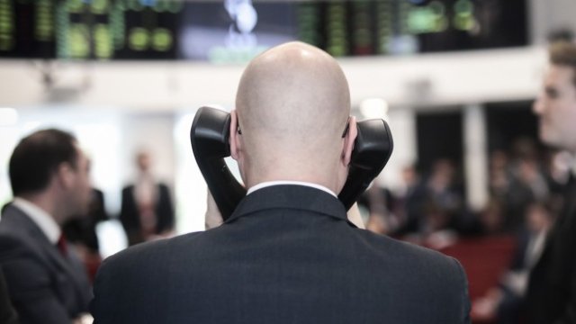 <p>
	Търговец в Лондон. <em>Снимка: Simon Dawson/Bloomberg</em></p>
