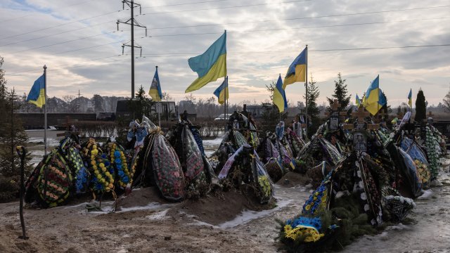 Гробове на украински бойци в Буча. Снимка:  EPA/ROMAN PILIPEY