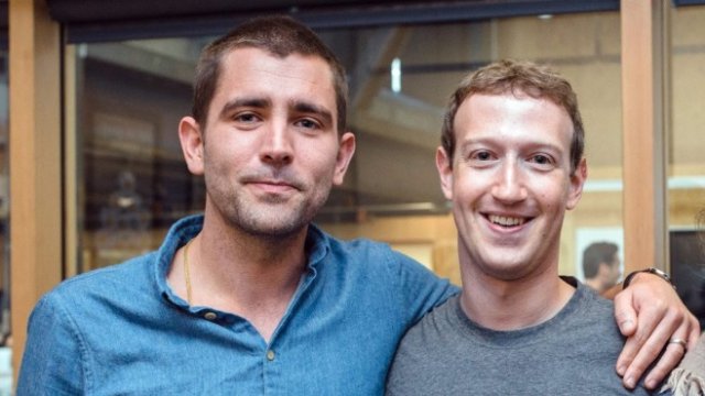 <p>
	Крис Кокс и Марк Зукърбърг. Двамата са близки приятели. <em>Снимка: Facebook</em></p>
