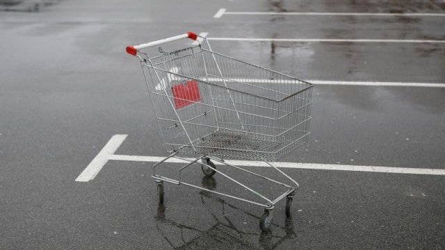 <p>
	Потребителите все повече се интересуват от пазаруването от типа &ldquo;всичко на едно място&rdquo;. <em>Снимка: архив, Ройтерс</em></p>
