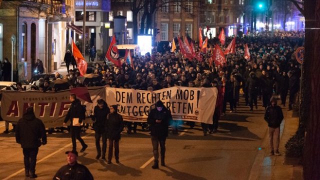 <p>
	Протест срещу избора на Кемерих в Хамбург. <em>Снимка: Getty</em></p>
