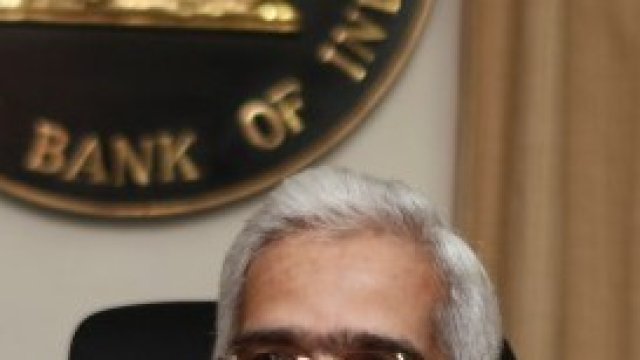 <p>
	<em font-size:="" pt="" style="color: rgb(102, 102, 102); font-family: ">Управителят на централната банка на Индия Шактиканта Дас. Снимка: Ройтерс</em></p>
