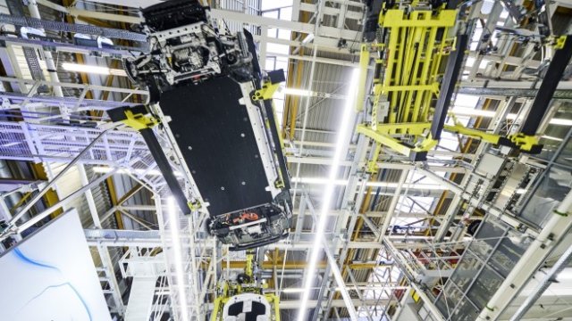 <p>
	Завод на&nbsp;Daimler AG&nbsp; за коли с марката&nbsp;Mercedes-Benz в Бремен, Германия. <em>Снимка: Wolfram Schroll/Bloomberg</em></p>
