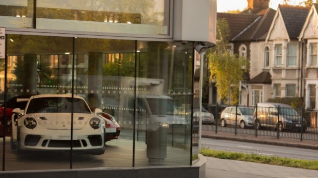 <div class="photo-info">
	<figcaption>Затворен шоурум на Porsche Automobil SE в Лондон. Снимка:&nbsp;<em> Alden/Bloomberg</em></figcaption></div>
<p>
	&nbsp;</p>
