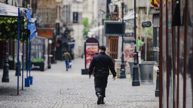 <p>
	Улица в Букурещ, Румъния. <em>Снимка: Ioana Epure/Bloomberg</em></p>
