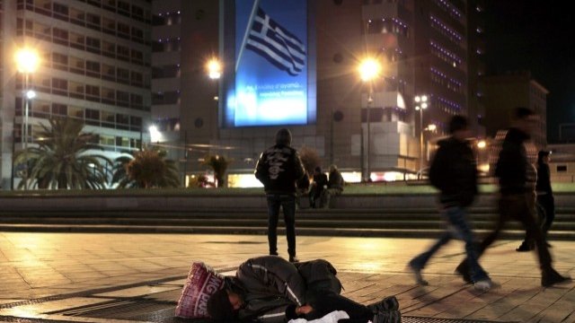 <p>
	Част от гърците ще трябва да се лишат от сравнително високия си жизнен стандарт. <em>Снимка: Ройтерс&nbsp;</em></p>
