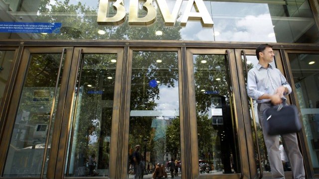 <p>
	Продължават спекулациите за натиск на испанското рпавителство за сливането на BBVA и Bankia</p>
