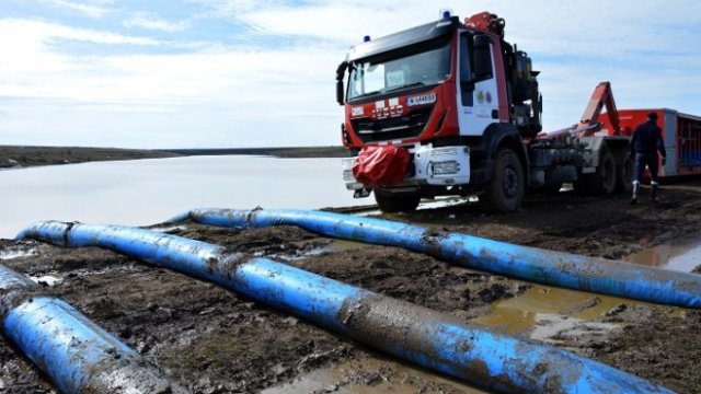 <p>
	Спешни мерки са планирани за овладяване на рисковата ситуация на язовир &quot;Рогозен 1&quot; край село Рогозен, община Хайредин. <em>Снимка:&nbsp;10 март 2018 г., БТА</em></p>
