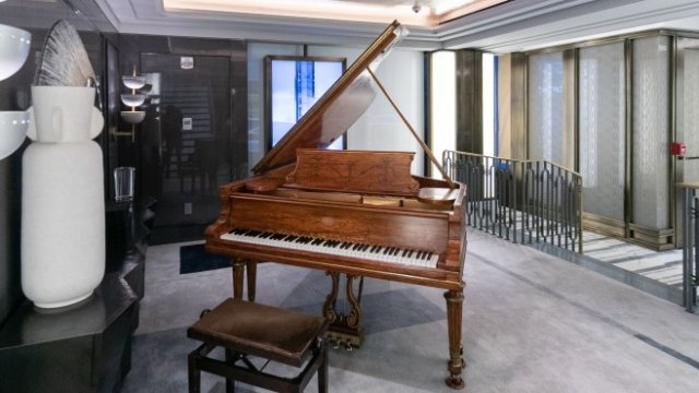 <p>
	<em>Роялът Steinway на композитора Коул Портър е изложен в Waldorf Astoria в Ню Йорк. Снимка: Jeenah Moon/Bloomberg</em></p>
