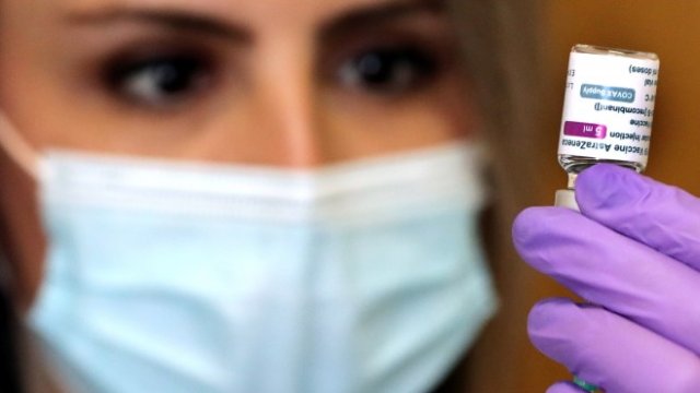 И ваксината на AstraZeneca раздели ЕС