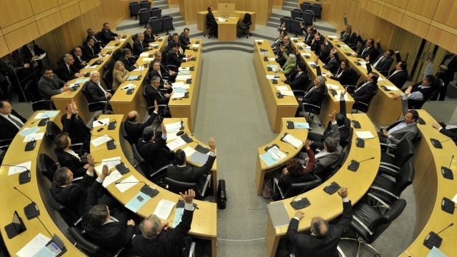 <p>
	Парламентът в Никозия. <em>Снимка: архив Ройтерс</em></p>
