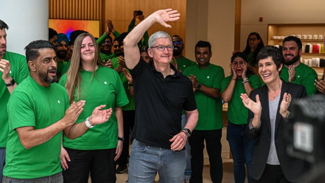 Тим Кук (в средата) при откриването на нов магазин на Apple. Снимка: Prakash Singh/Bloomberg