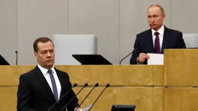 <p>
	Дмитрий Медведев (вляво) и Владимир Путин (вдясно) по време на днешното заседание на Държавната Дума. <em>Снимка: Ройтерс</em></p>
