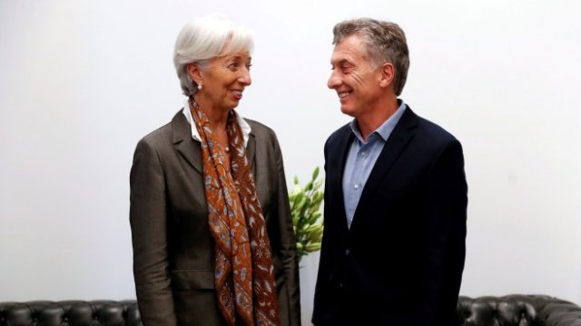 <p>
	Маурисио Макри (вдясно) и ръководителят на МВФ Кристин Лагард. <em>Снимка: Ройтерс</em></p>
