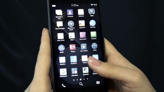 <p>
	Компанията подсказва, че може би обръща гръб на запазената си марка - телефонът с вградена клавиатура. <em>Снимка: Ройтерс</em></p>
