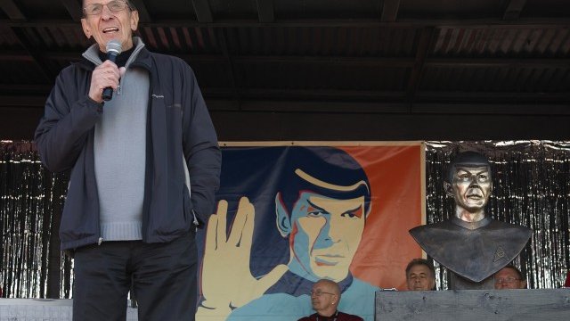 <p>
	Актьорът Леонард Нимрой играе една от главните роли в сериала Star Trek от 1966 г. до 1969 г. <em>Снимка: Ройтерс</em></p>
