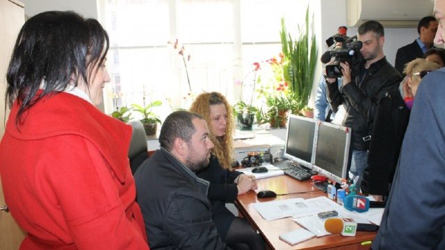 <p>
	Десислава Танева откри в Пловдив кампанията за директните субсидии. <em>Снимка: МЗХ</em></p>
