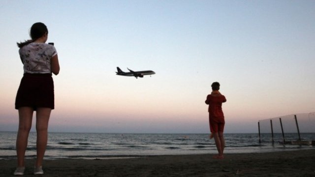 Кипър либерализира достъпа за летовници, но с много условности