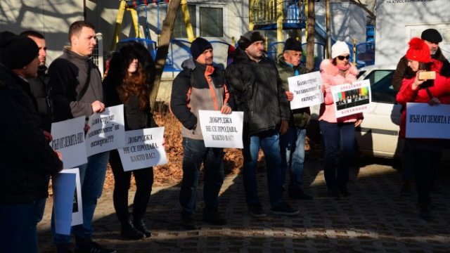 <p>
	Във Варна се състоя протест срещу добива на газ в района на Генерал Тошево пред Регионалната екоинспекция. <em>Снимка: БТА</em></p>
