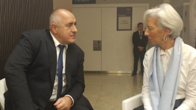 <p>
	Премиерът Бойко Борисов и директорът на МВФ Кристин Лагард разговаряха по време на на Световния икономически форум в Давос. <em>Снимка: МС</em></p>
