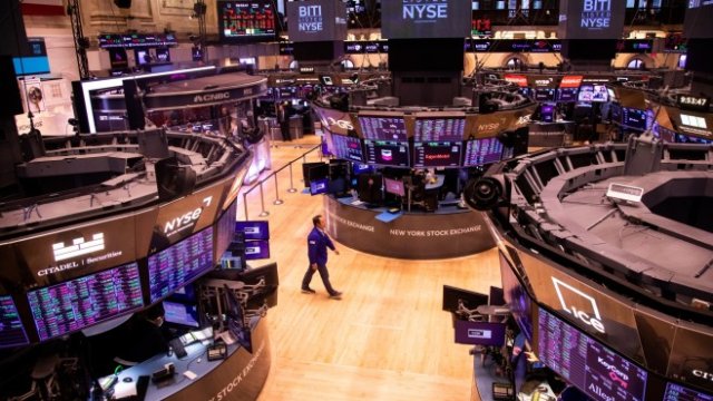 <p>
	Търговци на пода на New York Stock Exchange (NYSE) в Ню Йорк, САЩ.<em> Снимка: Michael Nagle/Bloomberg</em></p>
