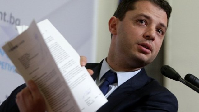 <p>
	<em>Делян Добрев показа кореспонденцията между RWE и НЕК, която може да отиде в прокуратурата</em>. Снимка: БТА</p>
