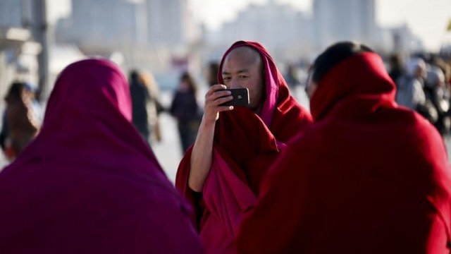 <p>
	Вече не е толкова модерно да имаш iPhone. <em>Снимка: Ройтерс</em></p>
