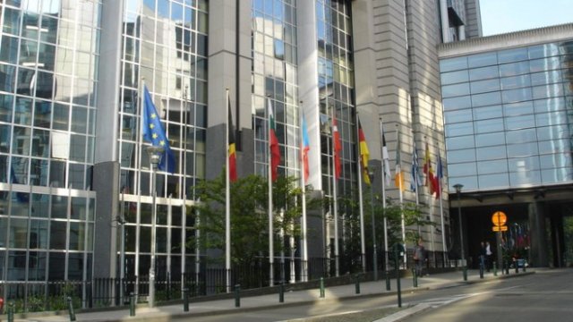 <p>
	Сградата на Европейския парламент в Брюксел. <em>Снимка: Investor.bg</em></p>
