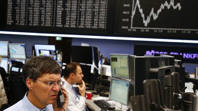 <p style="text-align: justify;">
	Фондовата борса във Франкфурт. <em>Снимка: архив, Ройтерс</em></p>
