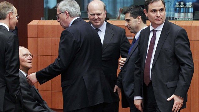 <p>
	Гръцкият финансов министър от служебното правителство Филипос Сахинидис (крайният вдясно) по време на срещата на финансовите министри на държавите от еврозоната. Снимка: Ройтерс</p>
