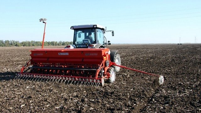 <p>
	Сеитба на пшеница край Каварна. <em>Снимка: БТА</em></p>
