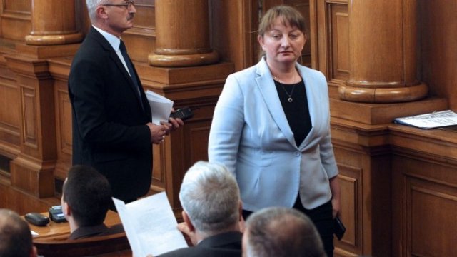<p>
	Парламентът гласува оставката на Бисер Петков и избора на Деница Сачева (на снимката) за министър на труда и социалната политика. <em>Снимка: БТА</em></p>
<p>
	&nbsp;</p>
