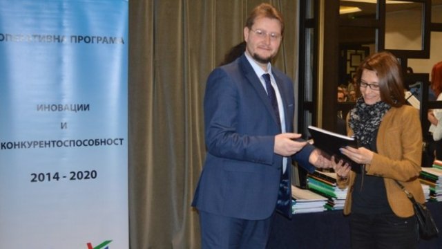 <p>
	Икономическият министър Теодор Седларски връчва договори за изпълнение на проекти по ОПИК.<em> Снимка: Министерство но икономиката</em></p>
