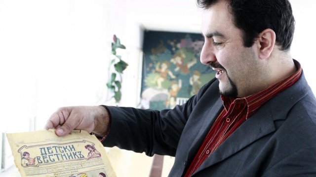 <p>
	Стоян Стоянов прави музей на комикса в Русе с близо 12 хил. заглавия. <em>Снимка: БТА</em></p>
