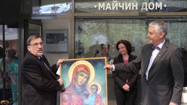 <p>
	Таня Андреева откри ново Спешно приемно отделение в &quot;Майчин дом&quot;. <em>Снимка: БТА</em></p>
