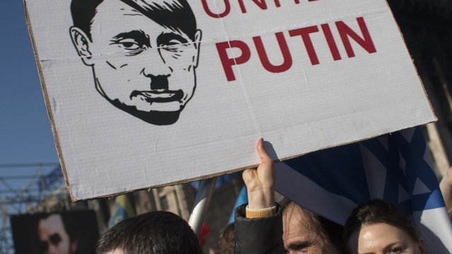 <p>
	На редица протести в Украйна Путин вече бе сравнен с Хитлер. <em>Снимка: Ройтерс</em></p>
