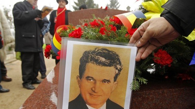 <p>
	Румънци отбелязват годишнина от смъртта на Николае Чаушеску. Снимка: <em>Ройтерс</em></p>
