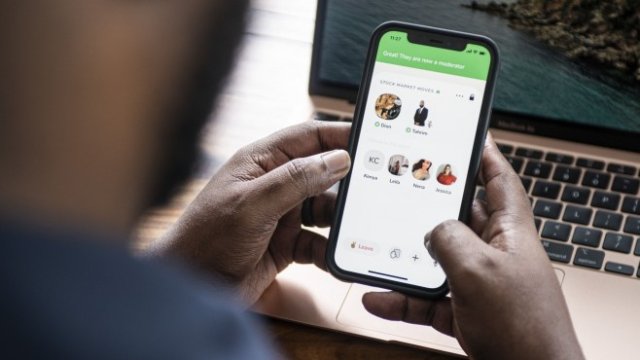 <p>
	Дайън Фоксуърт, съводещ на шоуто &bdquo;Stock Market Moves&ldquo;, използва приложението Clubhouse, в Йоханесбург, Южна Африка, в петък, 12 февруари 2021 г. <em>Снимка: Bloomberg LP</em></p>
